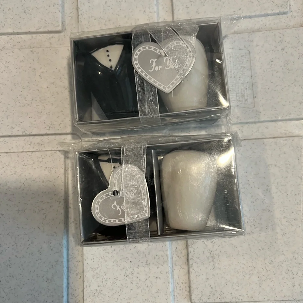 MR&MRS WEDDING SALT AND PEPPER SHAKER